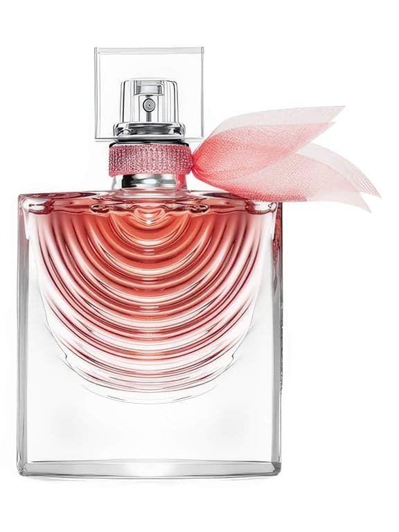 Lancôme La Vie Est Belle Iris Absolu perfume bottle – blurred decorative background
