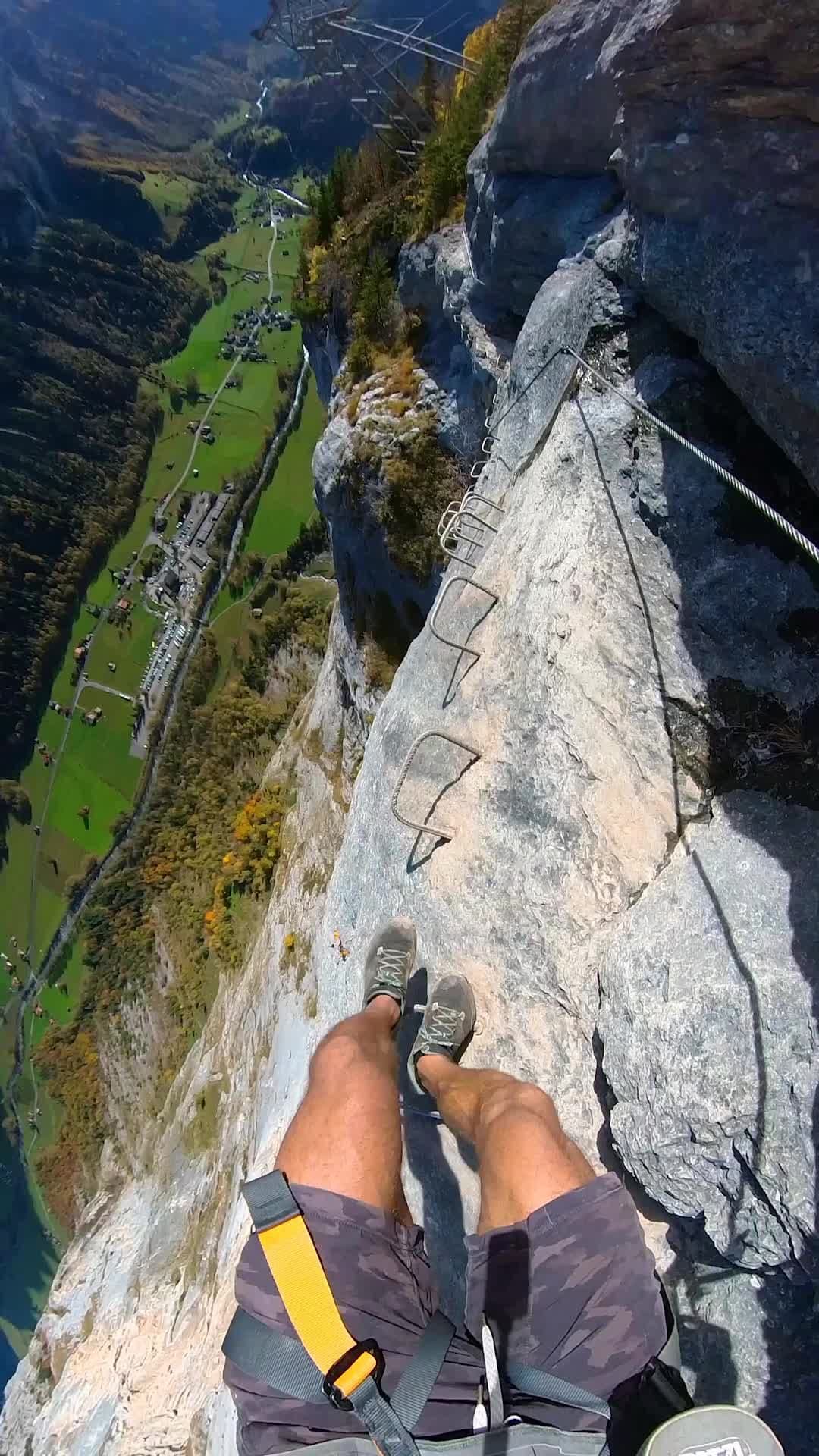 A visual definition of "VERTIGO" 😱  📸 @jackson.groves w/ #Insta360 X3 #pov #cliff #fyp #outdoors #adventurevibes #nature #behindthescenes