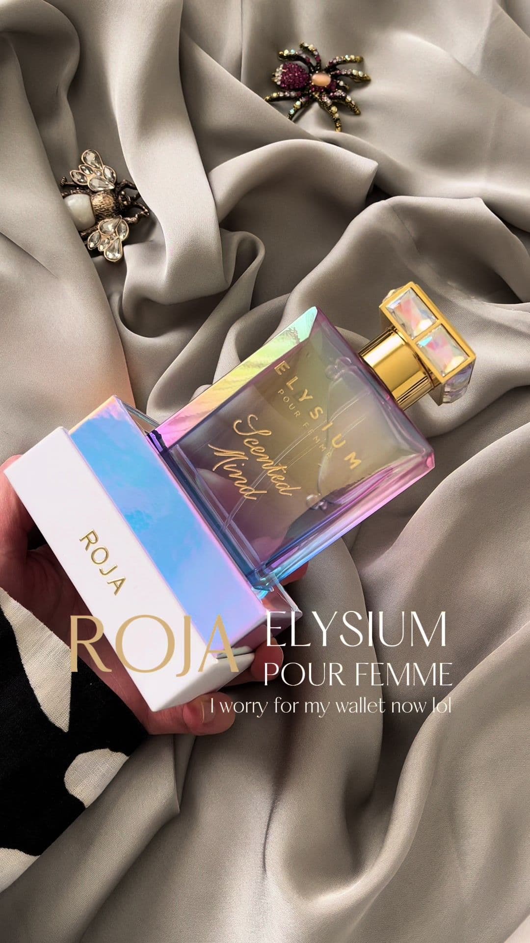 gifted| The first hit is always free like they say 😂 Nah, if I go down the Roja rabbit hole, it's because of this one!! Not only is the bottle stunning, but if you've seen my recent soapy/shampoo-series, you know how obsessed I am with perfumes in this profile 🫧🚿 Elysium Pour Femme manages to smell fresh, fruity and floral without any sharp edges 🍏🍑🌸 it's the bougie everything shower in a bottle basically 🛁  Thank you to my lovely friend @anotherscentbysiwa and TMC Nordic for sending this 😘 The bottle is has a very special place in my heart just for that engraving too 🥹 #perfumetiktok #fyp #rojaparfums #rojaelysium #rojaelysiumpourfemme #newperfumerelease #prettyperfumebottles #luxuryperfume  