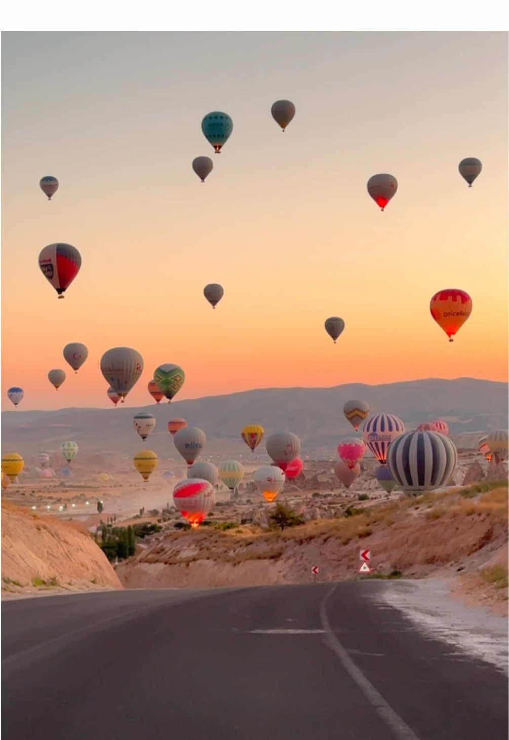 Nothing compares to looking up and seeing this view while on the road… 🎈 In Cappadocia, hot air balloons fly on around 250 days each year. ✨ At sunrise, you can see up to 150 balloons painting the sky! We’re here to make your dream moment come true. 💛 #kapadokya #cappadocia #hotairballoons #visitcappadocia 