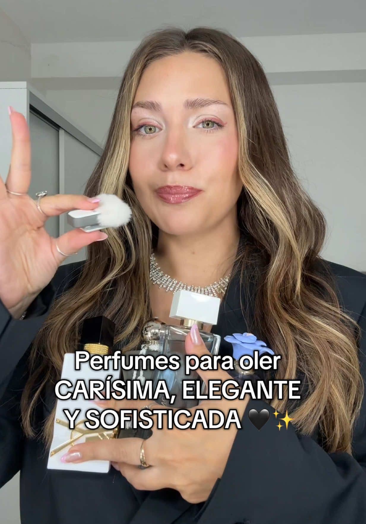 Perfumes para ser carísima inalcanzable bb #perfumes #fragrance #fragrancetiktok #perfumetiktok #elegante 